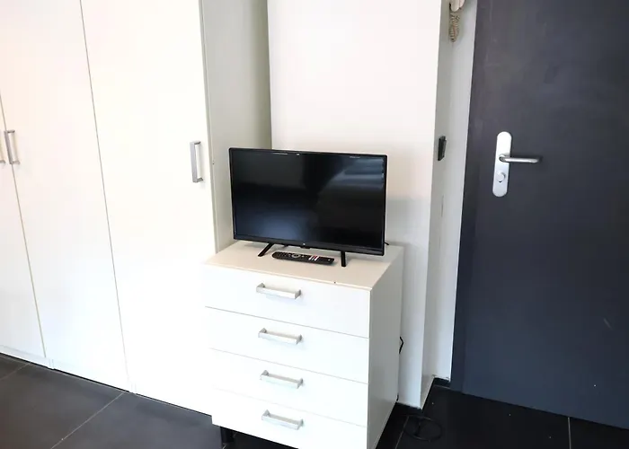 شقة Near Train Station